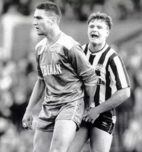 Vinnie Jones "regola" un Gascoigne d'annata.