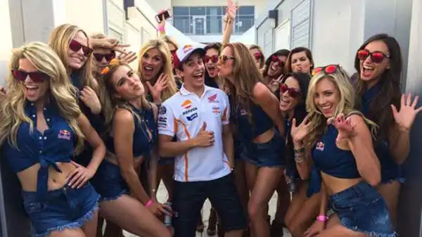 Le bellissime ragazze del paddock hanno voluto farsi immortalare dopo la gara di Austin con Marc Marquez che si è ben prestato allo scatto.