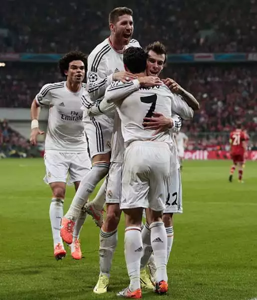 Bayern annichilito all'Allianz: finisce 4-0. Sergio Ramos (doppietta) e Cristiano Ronaldo nella prima mezz'ora. Poi il portoghese trova la seconda rete su punizione a tempo scaduto.