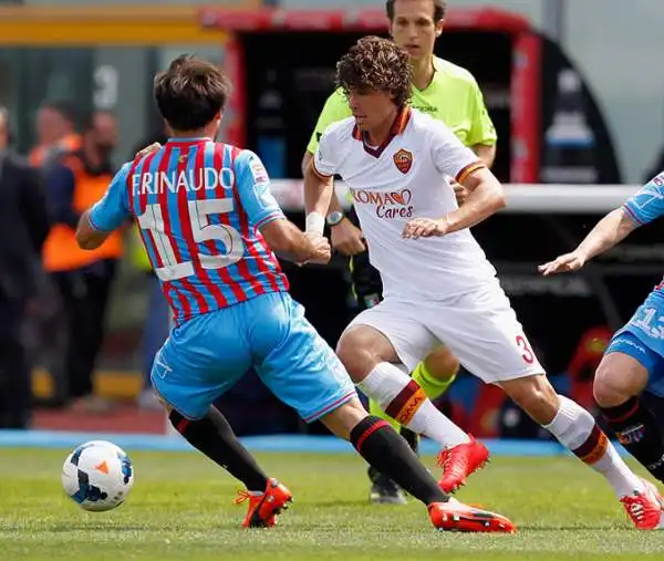 Ai giallorossi non basta Totti, il Catania vince 4-1 e si tiene in corsa per la salvezza, la Roma va clamorosamente ko: la Juventus è quindi campione d'Italia per la terza stagione consecutiva!