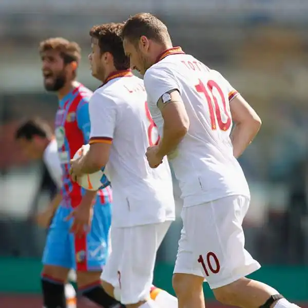 Ai giallorossi non basta Totti, il Catania vince 4-1 e si tiene in corsa per la salvezza, la Roma va clamorosamente ko: la Juventus è quindi campione d'Italia per la terza stagione consecutiva!