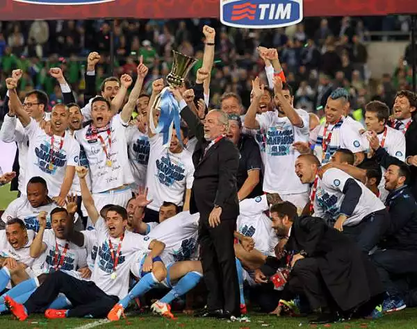 Una doppietta di Insigne regala la Coppa Italia al Napoli. La Fiorentina accorcia con Vargas ma nel finale Mertens chiude i conti. La squadra di Benitez si impone 3-1 sulla Fiorentina e si cuce la coc