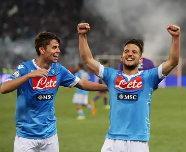 Una doppietta di Insigne regala la Coppa Italia al Napoli. La Fiorentina accorcia con Vargas ma nel finale Mertens chiude i conti. La squadra di Benitez si impone 3-1 sulla Fiorentina e si cuce la coc