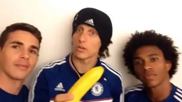 Gli scatti in solidarietà a Dani Alves: Oscar, David Luiz e William, tris brasiliano del Chelsea.