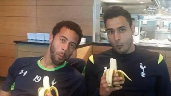Gli scatti in solidarietà a Dani Alves: Dembelé e Chadli del Tottenham.
