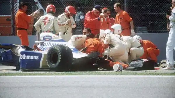 In meno di due minuti i medici accorsero e diedero le prime cure a Senna. L'elicottero trasportò immediatamente il brasiliano all'Ospedale Maggiore di Bologna.