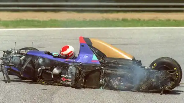Alla Curva Villeneuve, infatti, la sua vettura perse un pezzo dell'alettone anteriore e diventò ingovernabile. Lo schianto fu fatale al pilota, che morì nonostante la prontezza dei soccorsi.