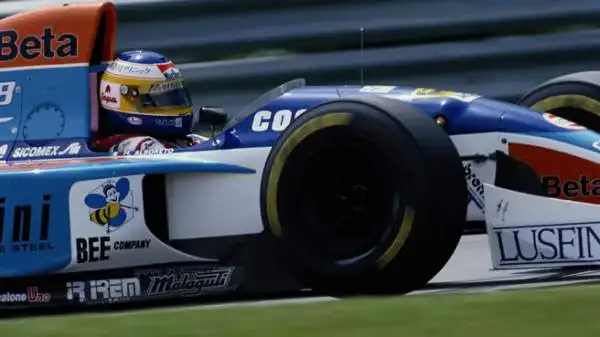 Incredibilmente la corsa proseguì, non senza un altro episodio drammatico. La Minardi di Alboreto ai box perse una gomma che travolse tre meccanici della Ferrari, uno della Lotus e uno della Benetton.