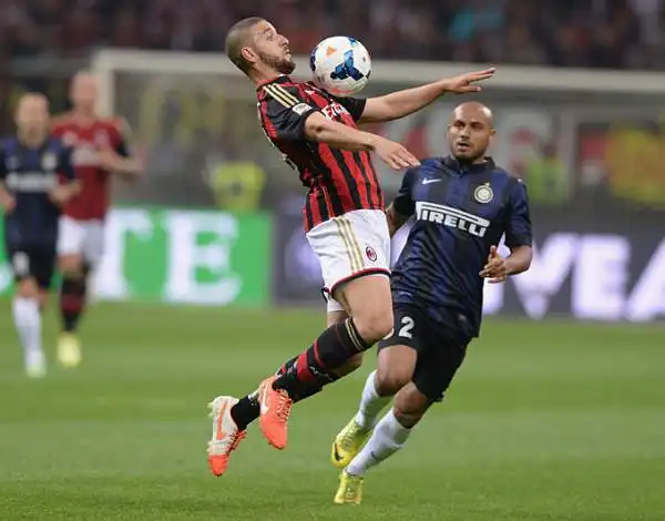 Il Milan fa suo un brutto derby con un bel gol di De Jong che devia di testa una punizione di Balotelli. Tre punti fondamentali per il Milan che resta in corsa per l'Europa League.