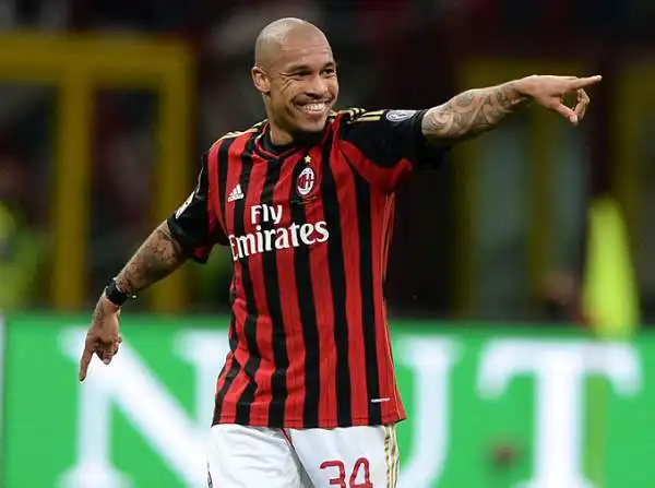 Il Milan fa suo un brutto derby con un bel gol di De Jong che devia di testa una punizione di Balotelli. Tre punti fondamentali per il Milan che resta in corsa per l'Europa League.