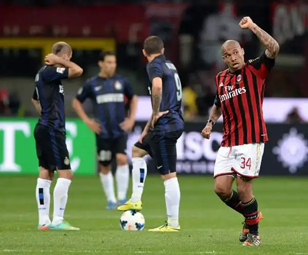 Il Milan fa suo un brutto derby con un bel gol di De Jong che devia di testa una punizione di Balotelli. Tre punti fondamentali per il Milan che resta in corsa per l'Europa League.