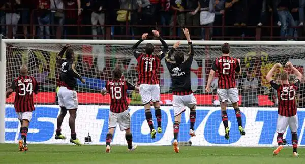 Il Milan fa suo un brutto derby con un bel gol di De Jong che devia di testa una punizione di Balotelli. Tre punti fondamentali per il Milan che resta in corsa per l'Europa League.