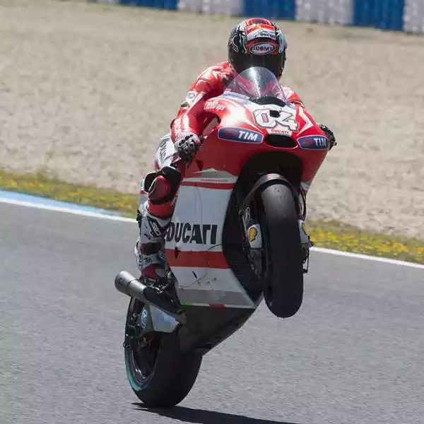 Marquez stellare, Rossi c'è. Lo spagnolo della Honda, con un ultimo giro da record, si prende la pole anche a Jerez, quarto Valentino.