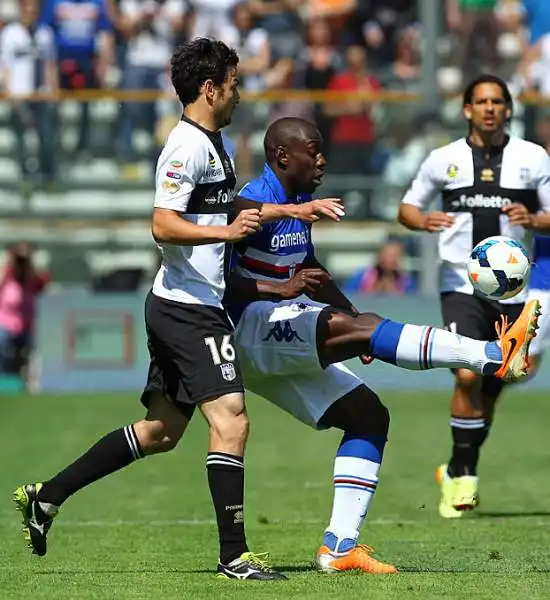Grazie a un gol di Cassano, ed al sigilo di Schelotto nel finale, il Parma supera la Sampdoria e continua a inseguire la qualificazione all'Europa League.