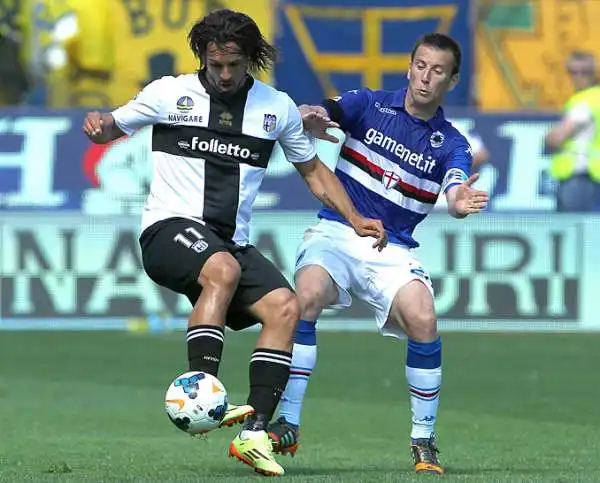 Grazie a un gol di Cassano, ed al sigilo di Schelotto nel finale, il Parma supera la Sampdoria e continua a inseguire la qualificazione all'Europa League.