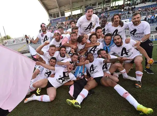 La serie A riabbraccia il Palermo. La squadra di Iachini, vincendo a Novara, ottiene la promozione matematica dopo un solo anno di serie cadetta.