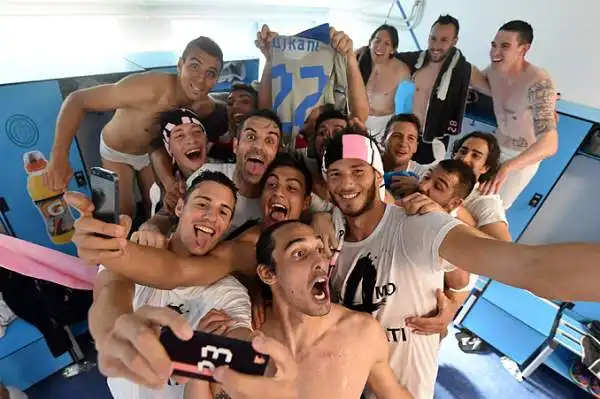La serie A riabbraccia il Palermo. La squadra di Iachini, vincendo a Novara, ottiene la promozione matematica dopo un solo anno di serie cadetta.