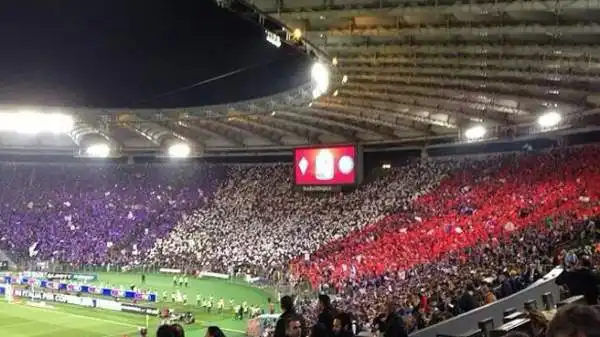 Clima di altissima tensione prima della finale di Coppa Italia tra Fiorentina e Napoli, che è iniziata in ritardo dopo gli incidenti del pre-partita.