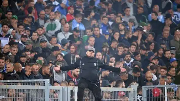 Clima di altissima tensione prima della finale di Coppa Italia tra Fiorentina e Napoli, che è iniziata in ritardo dopo gli incidenti del pre-partita.