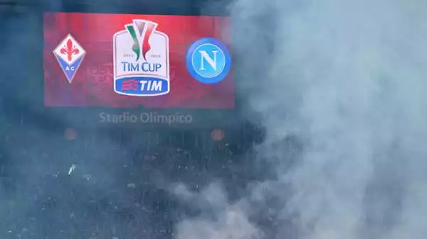 Clima di altissima tensione prima della finale di Coppa Italia tra Fiorentina e Napoli, che è iniziata in ritardo dopo gli incidenti del pre-partita.