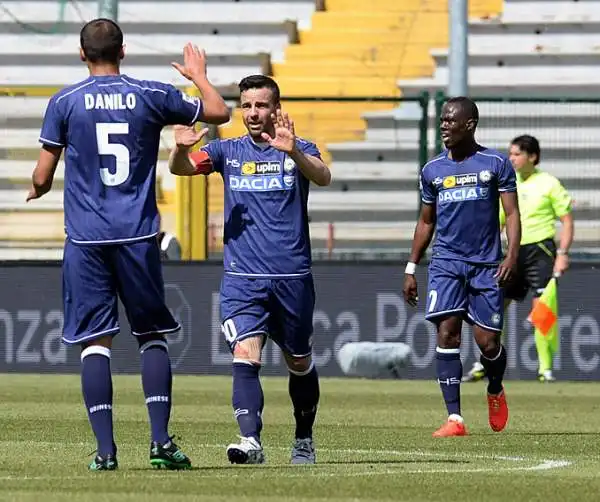 Spettacolare 5-3 dell'Udinese sul Livorno che ora si trova ultimo in classifica a due giornate dalla fine. Doppiette di DI Natale e Paulinho.