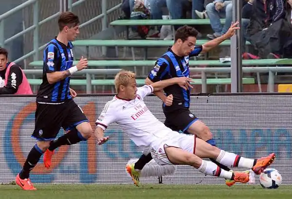 Il Milan perde allo scadere 2-1 a Bergamo: Brienza al 95' con una bordata dalla distanza regala la vittoria all'Atalanta. Autorete di Bellini per il momentaneo vantaggio del  milan e pareggio di Denis