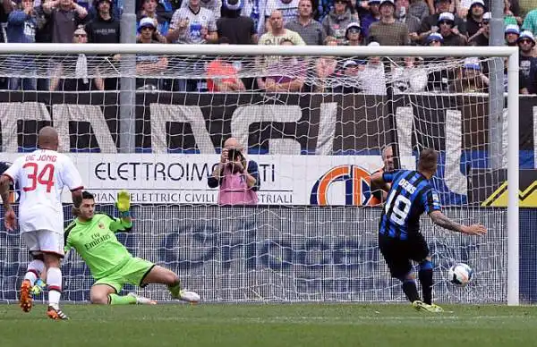 Il Milan perde allo scadere 2-1 a Bergamo: Brienza al 95' con una bordata dalla distanza regala la vittoria all'Atalanta. Autorete di Bellini per il momentaneo vantaggio del  milan e pareggio di Denis