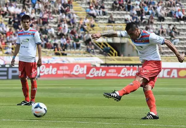 Il Catania espugna il Dallara con le reti di Monzon e Bergessio e trascina con se i rossoblu in Serie B. Di Morleo il gol del momentaneo pareggio del Bologna.