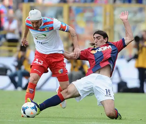 Il Catania espugna il Dallara con le reti di Monzon e Bergessio e trascina con se i rossoblu in Serie B. Di Morleo il gol del momentaneo pareggio del Bologna.