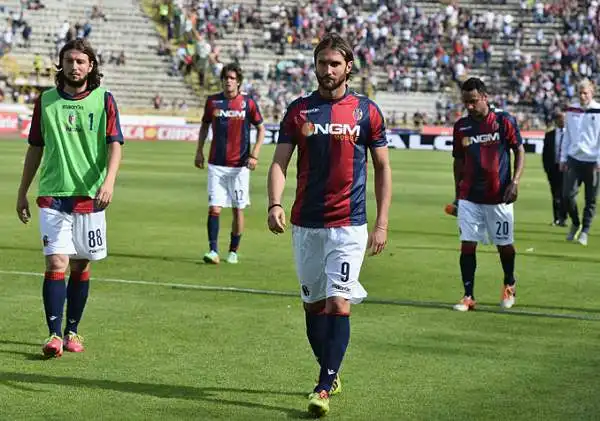 Il Catania espugna il Dallara con le reti di Monzon e Bergessio e trascina con se i rossoblu in Serie B. Di Morleo il gol del momentaneo pareggio del Bologna.