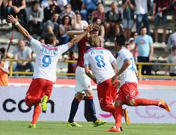 Il Catania espugna il Dallara con le reti di Monzon e Bergessio e trascina con se i rossoblu in Serie B. Di Morleo il gol del momentaneo pareggio del Bologna.