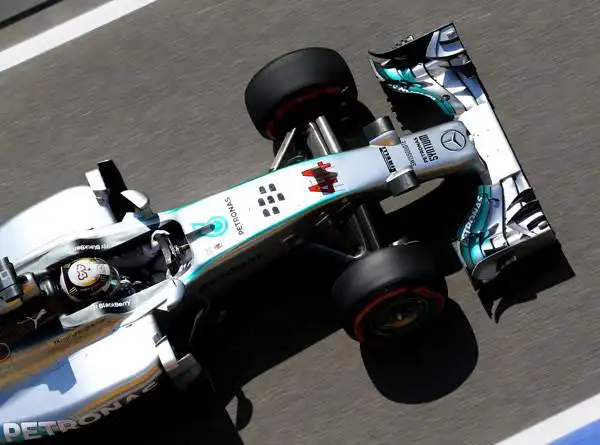 Quarta pole stagionale per la Mercedes, con Hamilton davanti a Rosberg. Alonso settimo dietro a Raikkonen.
