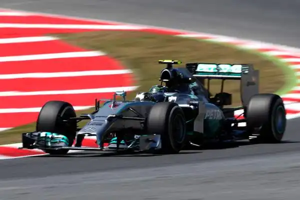 Quarta pole stagionale per la Mercedes, con Hamilton davanti a Rosberg. Alonso settimo dietro a Raikkonen.