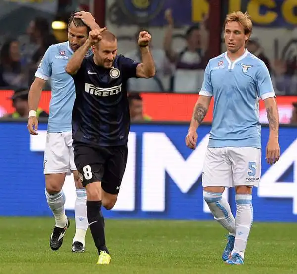 L'Inter ipoteca l'Europa League nel giorno dell'addio a San Siro di Zanetti, i nerazzurri piegano 4-1 la Lazio (in gol due volte Palacio, Icardi e Hernanes e Biava).