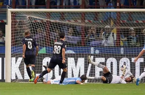 L'Inter ipoteca l'Europa League nel giorno dell'addio a San Siro di Zanetti, i nerazzurri piegano 4-1 la Lazio (in gol due volte Palacio, Icardi e Hernanes e Biava).