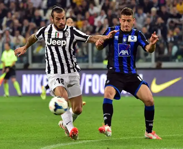 Juve, è qui la festa. Atalanta ko 1-0. L'ex Padoin stende la Dea in uno Stadium in tripudio per i campioni: continua la corsa ai 100 punti.