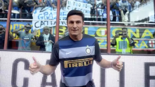 Grandi emozioni in Inter-Lazio, l'ultima partita a San Siro di Javier Zanetti, fin dal riscaldamento (e anche prima con i cartelloni esposti a Milano).
