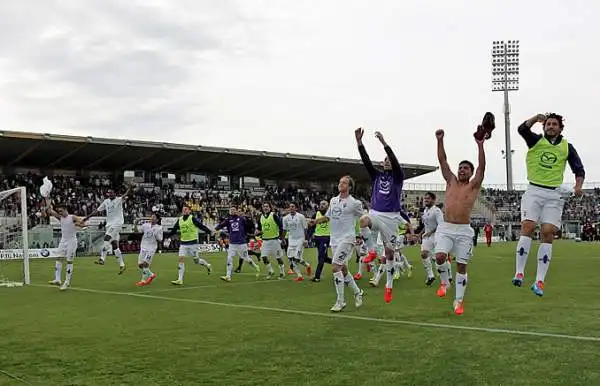 La Fiorentina vince a Livorno con un gol del solito Cuadrado. Sugli spalti contestazione dei tifosi di casa nei confronti del proprio presidente Spinelli.