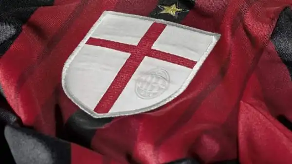 Forte richiamo alla tradizione in questa maglia: sul petto dei calciatori e dei tanti tifosi che la indosseranno ci sarà la Croce di San Giorgio, storico elemento dello Stemma della città di Milano.