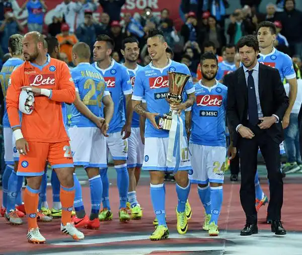 Il Napoli si presenta al San Paolo con la Coppa Italia appena vinta e schianta il Cagliari con le reti di Mertens su rigore, Pandev e Dzemaili.