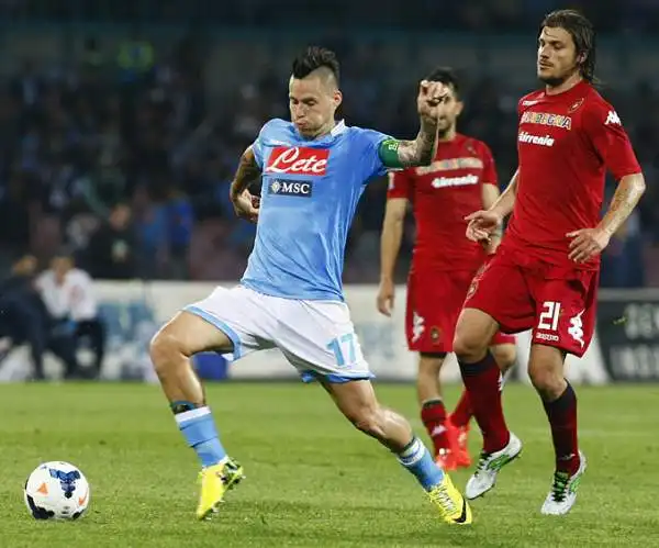 Il Napoli si presenta al San Paolo con la Coppa Italia appena vinta e schianta il Cagliari con le reti di Mertens su rigore, Pandev e Dzemaili.