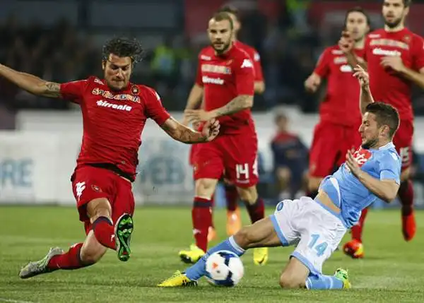 Il Napoli si presenta al San Paolo con la Coppa Italia appena vinta e schianta il Cagliari con le reti di Mertens su rigore, Pandev e Dzemaili.