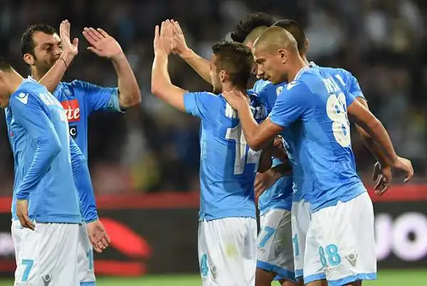 Il Napoli si presenta al San Paolo con la Coppa Italia appena vinta e schianta il Cagliari con le reti di Mertens su rigore, Pandev e Dzemaili.