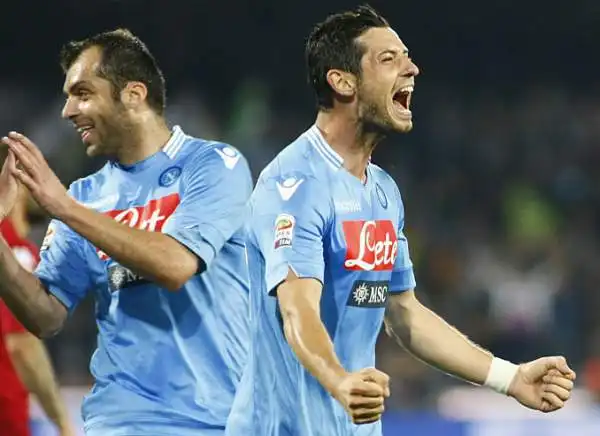 Il Napoli si presenta al San Paolo con la Coppa Italia appena vinta e schianta il Cagliari con le reti di Mertens su rigore, Pandev e Dzemaili.