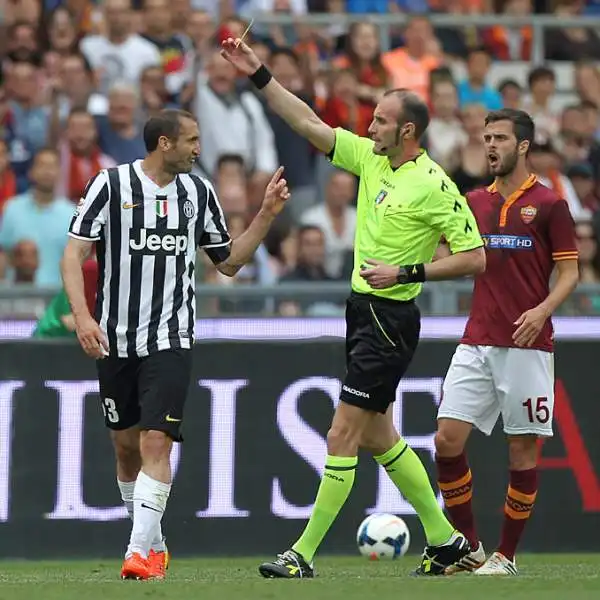 Il grande ex Osvaldo si sblocca in campionato nel finale dell'Olimpico e i campioni battono la Roma. A quota 99 punti, superano il record dell'Inter 2007.