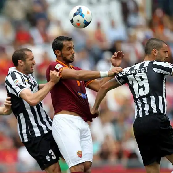 Il grande ex Osvaldo si sblocca in campionato nel finale dell'Olimpico e i campioni battono la Roma. A quota 99 punti, superano il record dell'Inter 2007.