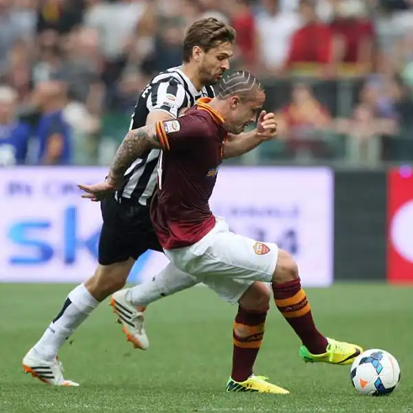 Il grande ex Osvaldo si sblocca in campionato nel finale dell'Olimpico e i campioni battono la Roma. A quota 99 punti, superano il record dell'Inter 2007.