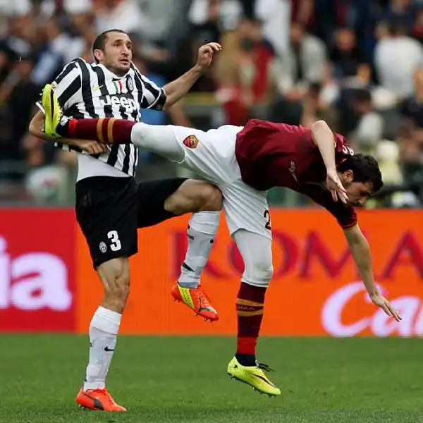 Il grande ex Osvaldo si sblocca in campionato nel finale dell'Olimpico e i campioni battono la Roma. A quota 99 punti, superano il record dell'Inter 2007.