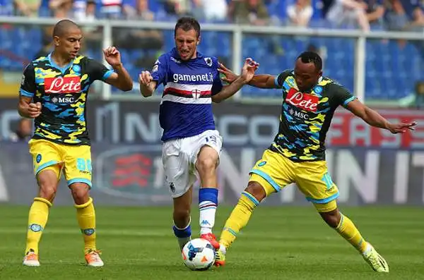 Goleada del Napoli a Marassi, i partenopei in gol cinque volte con Zapata, Insigne, Callejon, Hamsik e aut. Mustafi. Eder e Wszolek i marcatori blucerchiati.