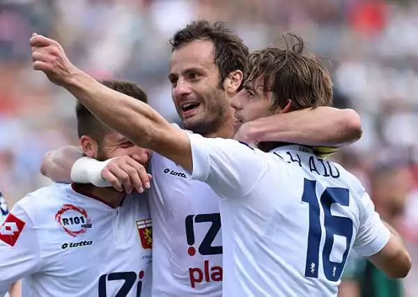 Il Sassuolo schianta il Genoa al Giglio con due reti dell'ex Floro Flores e i gol di Biondini e Sansone ottenendo così la salvezza matematica. Di Calaiò e del solito Gilardino le reti rossoblu.